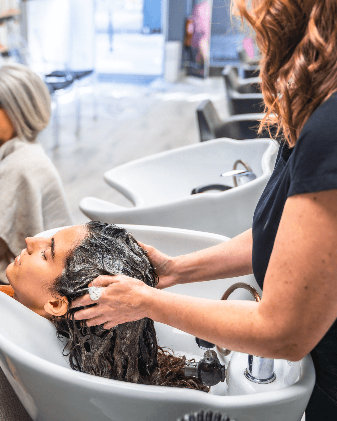 Lavage et soin des cheveux au salon